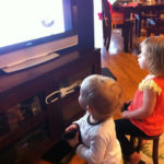 テレビから離れられない子どもたち　テレビが子どもに与える影響とは？